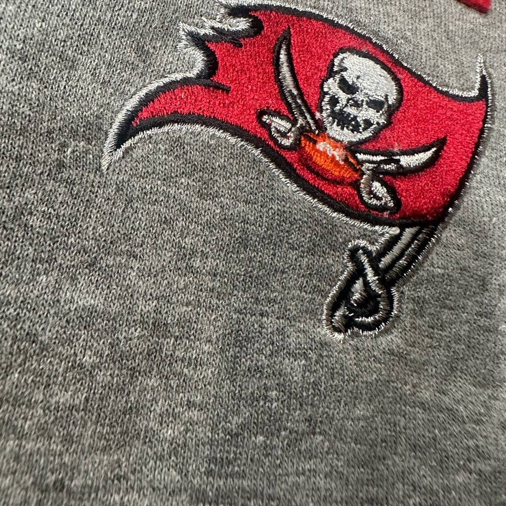 Tampa Bay Buccaneers Men’s Crewneck (2XL) Retails For $75 - Picture 4 of 10